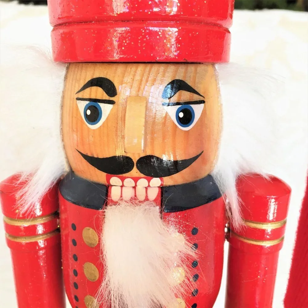 WOOD HOLIDAY NUTCRACKER